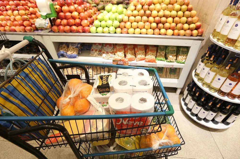 Fim da escala 6×1 pode encarecer supermercado? Veja projeção da CNI