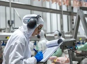 Fim da escala 6×1 pode reduzir oferta de carnes e elevar preços, alerta associação