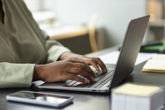 Fim da escala 6x1 também afeta quem trabalha de segunda a sexta; veja o que muda