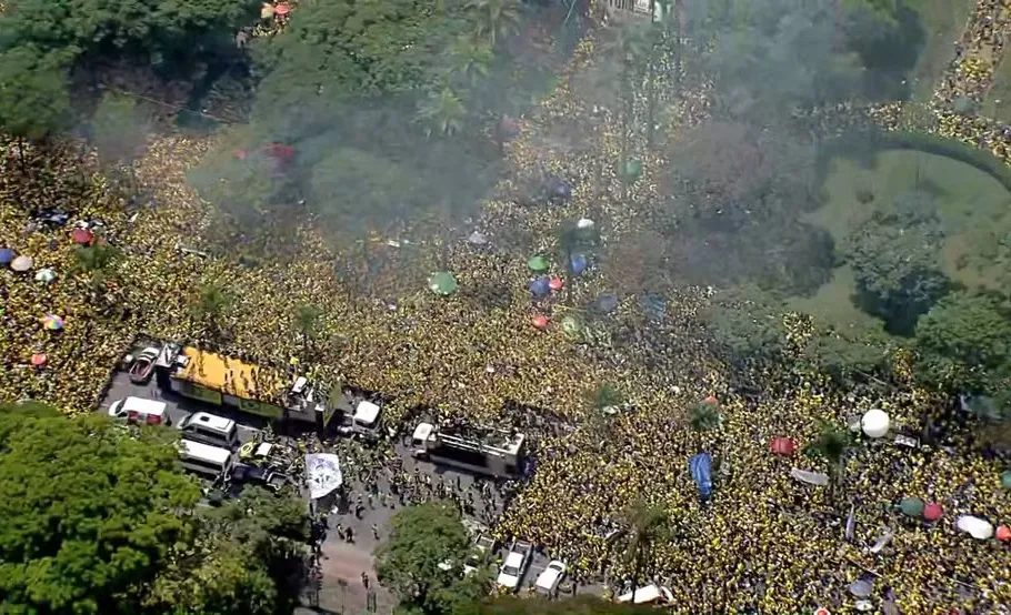 Flávio arrasta multidão em motocarreata em Belo Horizonte (MG)