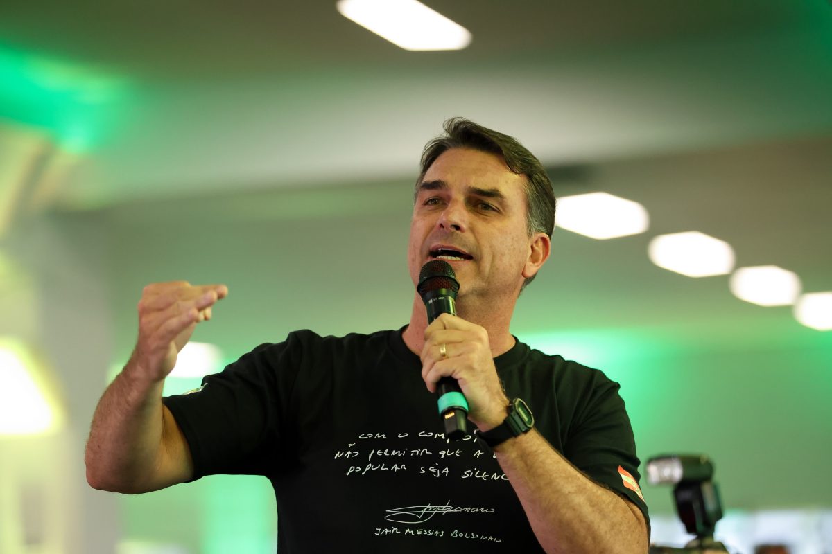 Flávio Bolsonaro aciona TRE-DF contra diretor da PF