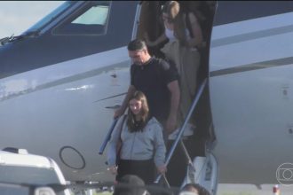 Flávio Bolsonaro, candidato derrotado à Presidência da República, desembarca nos EUA depois de fugir do Brasil