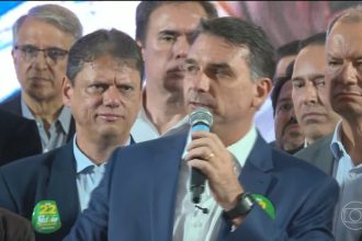 Flávio Bolsonaro, candidato do PL à Presidência, diz que vai votar a favor do fim da escala 6X1
