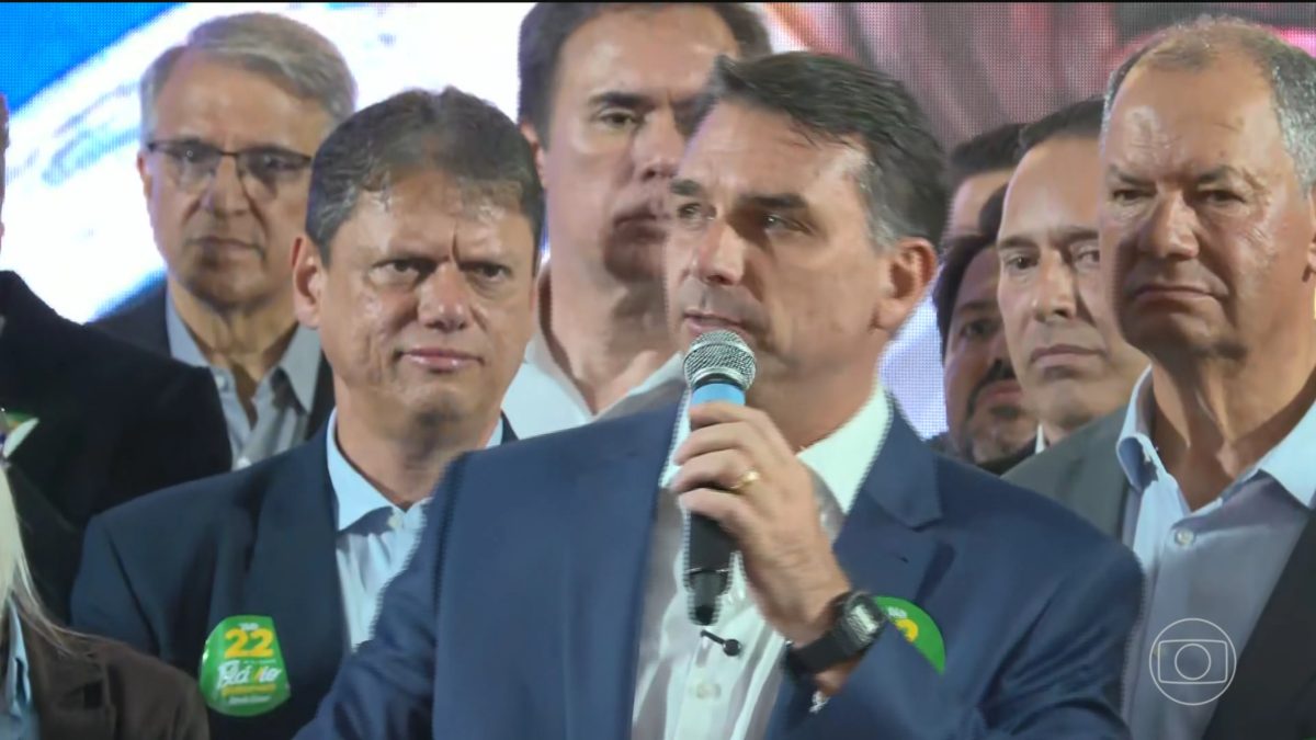 Flávio Bolsonaro, candidato do PL à Presidência, diz que vai votar a favor do fim da escala 6X1