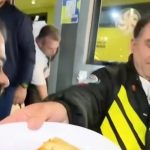 Flávio Bolsonaro distribui pizza a motoboys em São Paulo no 2º turno