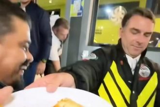 Flávio Bolsonaro distribui pizza a motoboys em São Paulo no 2º turno