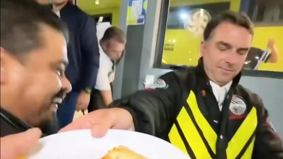 Flávio Bolsonaro distribui pizza a motoboys em São Paulo no 2º turno