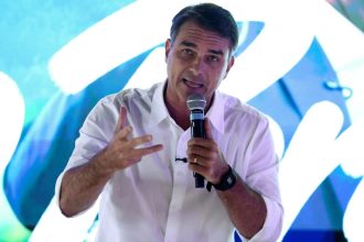 Flávio Bolsonaro diz que canal da campanha de Lula no WhatsApp faz 'divulgação de mentiras em massa'