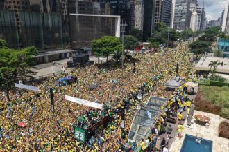 Flávio Bolsonaro diz que vai “poupar a voz” para debate