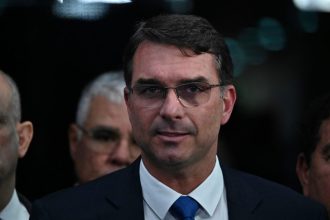 Flávio Bolsonaro diz ter ‘desapego ao poder’ ao falar sobre fim da reeleição