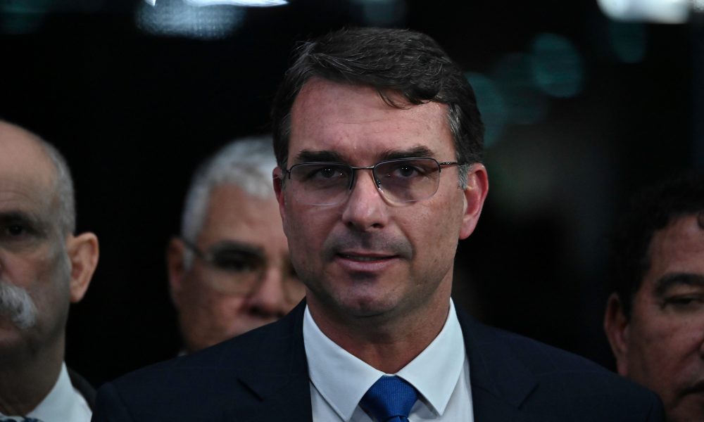 Flávio Bolsonaro diz ter ‘desapego ao poder’ ao falar sobre fim da reeleição
