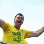 Flávio Bolsonaro evoca legado do pai em campanha por MG
