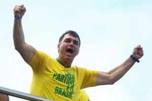 Flávio Bolsonaro evoca legado do pai em campanha por MG