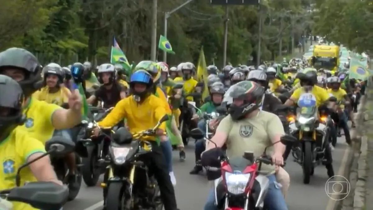 Flávio Bolsonaro faz campanha em Vitória e Salvador; apoiadores realizam atos e carreatas em capitais brasileiras