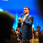 Flávio Bolsonaro foi cadastrado como 'usuário master' em conta bancária de empresa de advogado investigado