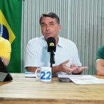 Flávio Bolsonaro promete pena de 8 anos para quem rouba celular e pede votos de quem não votou no 1º turno