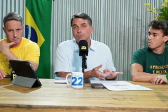Flávio Bolsonaro promete pena de 8 anos para quem rouba celular e pede votos de quem não votou no 1º turno