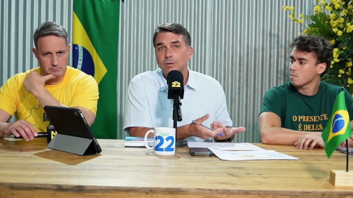 Flávio Bolsonaro promete pena de 8 anos para quem rouba celular e pede votos de quem não votou no 1º turno