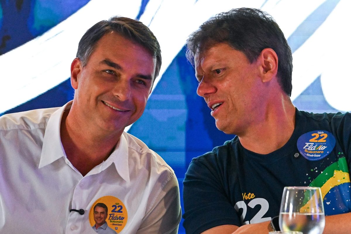 Flávio Bolsonaro se reúne com prefeitos em SP e orienta campanha nas cidades: 'Não podemos baixar a guarda'
