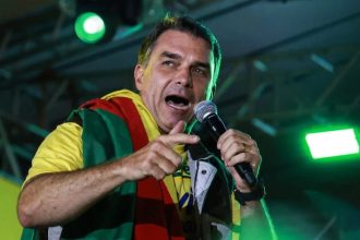 Flávio Bolsonaro sinaliza a empresários revisão da PEC do fim da 6×1 caso eleito