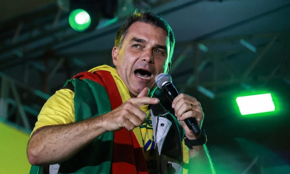 Flávio Bolsonaro sinaliza a empresários revisão da PEC do fim da 6×1 caso eleito