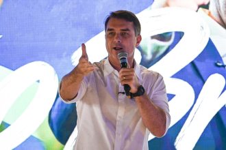 Flávio Bolsonaro: trajetória do filho de Bolsonaro, candidato à Presidência e investigado pela PF