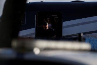 Flávio Bolsonaro usou passaporte diplomático cancelado para entrar nos EUA