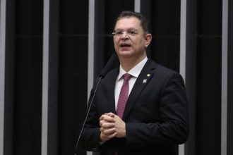 Flávio Bolsonaro vai insistir em votação da PEC das horas trabalhadas depois da eleição, diz líder do PL