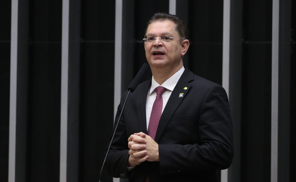 Flávio Bolsonaro vai insistir em votação da PEC das horas trabalhadas depois da eleição, diz líder do PL