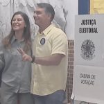 Flávio Bolsonaro vota na zona norte do Rio
