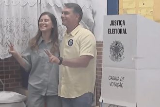 Flávio Bolsonaro vota na zona norte do Rio