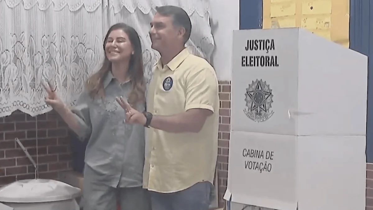 Flávio Bolsonaro vota na zona norte do Rio