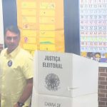 Flávio Bolsonaro vota na Zona Norte do Rio