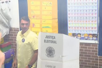 Flávio Bolsonaro vota na Zona Norte do Rio