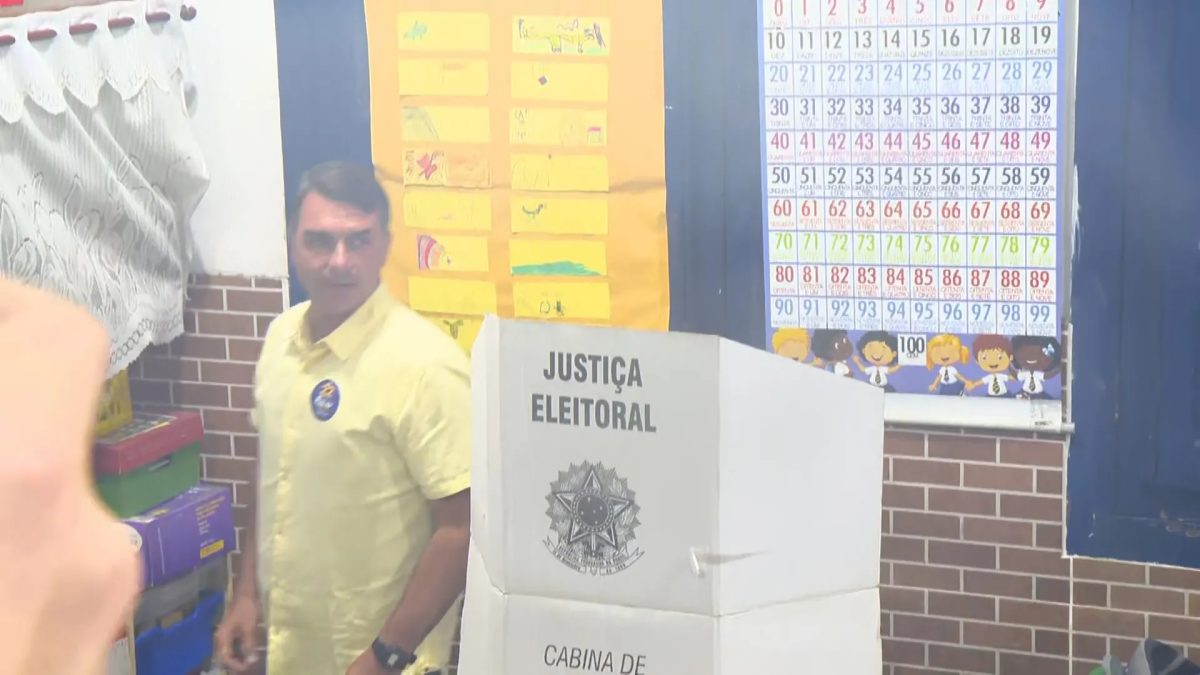 Flávio Bolsonaro vota na Zona Norte do Rio