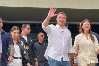 Flávio comemora liberação para visitas a Jair Bolsonaro e diz que se encontrará com o pai nesta terça