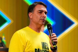 Flávio confirma visita ao pai nesta terça-feira, 12