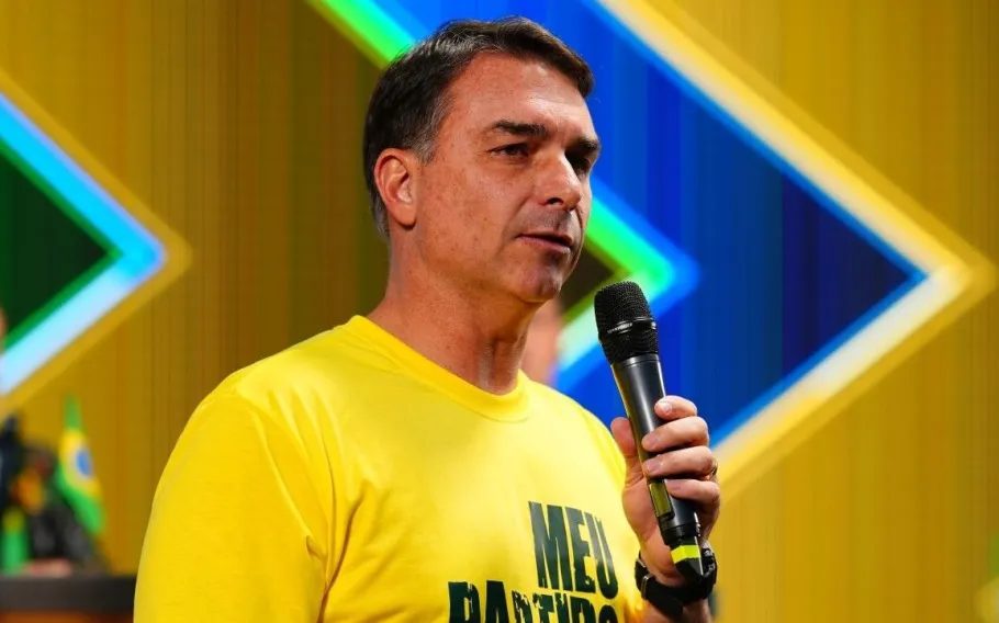 Flávio confirma visita ao pai nesta terça-feira, 12