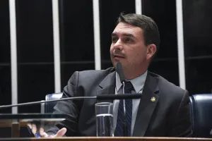 Flávio critica decisão do TSE sobre canal pró-Lula