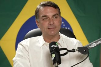 Flávio defende rever grade curricular e crítica aprovação automática