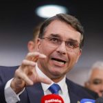 Flávio descumpre ordem de Moraes e não entrega passaportes à PF