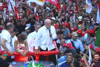 Flávio é contra fim da 6 X 1 e vai “destruir” Farmácia Popular, diz Lula
