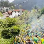 Flávio encerra campanha na frente da casa do pai no Rio