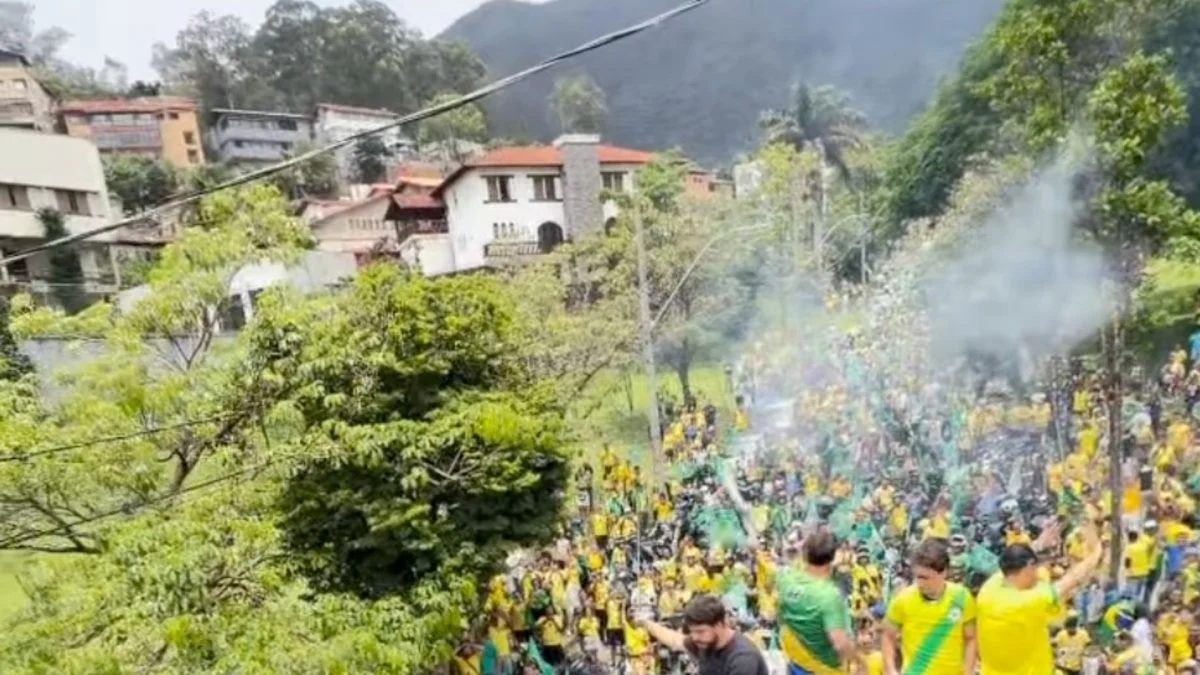 Flávio encerra campanha na frente da casa do pai no Rio