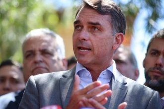 Flávio pede ao TSE cassação de Lula por rede de desinformação