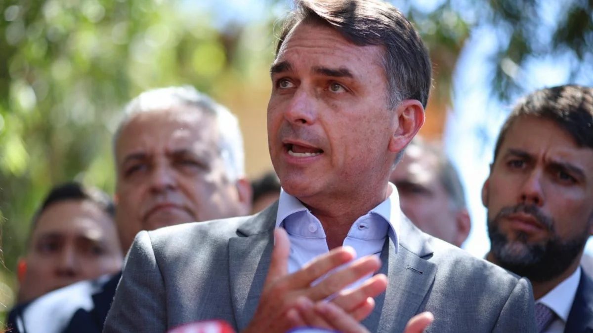 Flávio pede ao TSE cassação de Lula por rede de desinformação