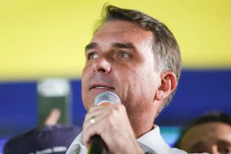 Flávio pede que eleitores corram mais riscos nas redes sociais