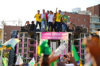 Flávio percorre orla de Salvador entre gritos de ‘volta, Bolsonaro’
