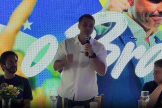 Flávio promete manter benefícios sociais e encerrar era Lula