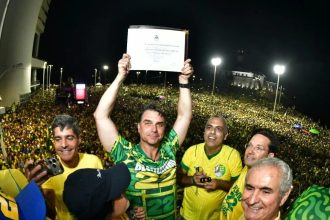 Flávio realiza ato na Bahia e recebe título de Cidadão de Salvador